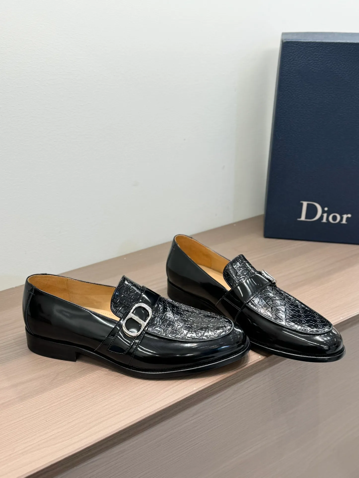 [Dior Dior] Top P: 960💰 Standard code 39-44 (38.45.46 custom-made, non-refundable and non-exchangeable) Dior Dior's latest high-end men's boutique casual leather shoes, the upper is carefully made of black cowhide/open-edge beaded leather/high-mercerized frosted cowhide, the classic silhouette shows elegance, and the upper strap is matched with a metal-coated CD Icon decorative buckle to enhance the style. Comfortable and lightweight, the Italian leather sole features anti-slip rubber inserts. The Blake structured leather sole with anti-slip details showcases Dio*'s exceptional craftsmanship. Elegant and refined, it can be matched with all kinds of suits.